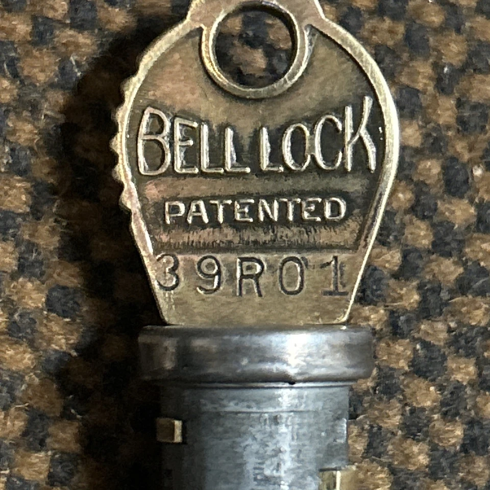 Llave vendedora Rock-ola de 1940 Chicago Bell Lock #39 Ro 1 con bloqueo de cilindro de leva Foto 4 de 4