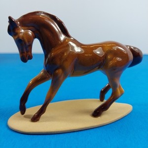 Hagen Renaker Thoroughbred Horse