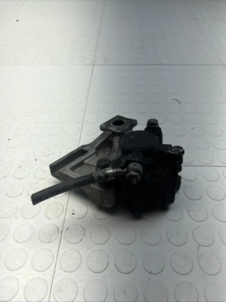 2020 SUZUKI SV650 OEM PINÇA DE FREIO TRASEIRA COM SUPORTE DE MONTAGEM FABRICANTE DE EQUIPAMENTO ORIGINAL - Imagem 2 de 4