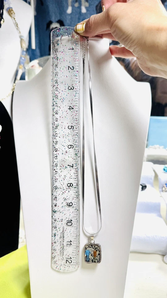 Ожерелье с миниатюрными людьми ручной работы из смолы далматинский камень единственное в своем роде двустороннее  - Изображение 4 из 4