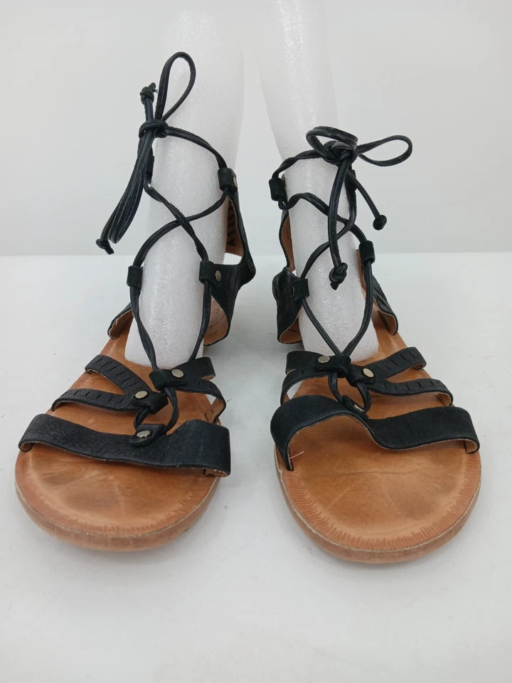 Sandálias femininas Dolce Vita gladiador 8,5 couro preto com cadarço liso cravejado - Imagem 3 de 4