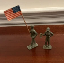 VTG. TIM MEE TOYS US ARMY FLAGMAN NURSE PLASTIC TOY SOLDIERS