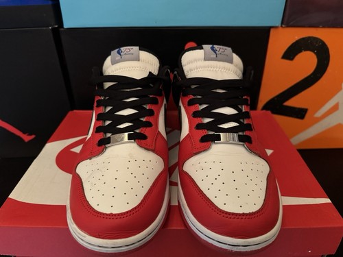 Nike Dunk Low EMB Chicago NBA 75 T. 43 / US 9.5 (SKU: DD3363-100) - Imagen 3 de 4