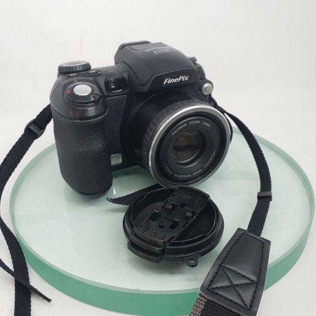 Fujifilm FinePix S Series S5500 4 0MP Digital Camera Black Kit W 37