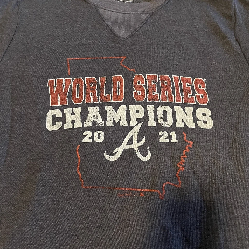 Atlanta Braves 2021 Serie Mundial Campeones Cuello Redondo Mujer’s Pequeño Majestuoso Azul Marino Foto 3 de 4