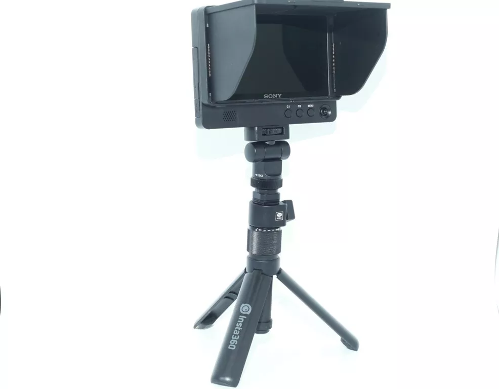 Sony CLM-FHD5 Portable Clip-on Full HD LCD Monitor With a tripod