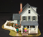 Country Farm House HO 1:87 Scale Built & Painted Building Structure w/Figures — photo 2