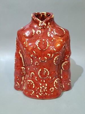 Traditionelle asiatische Keramikvase in Jackeform