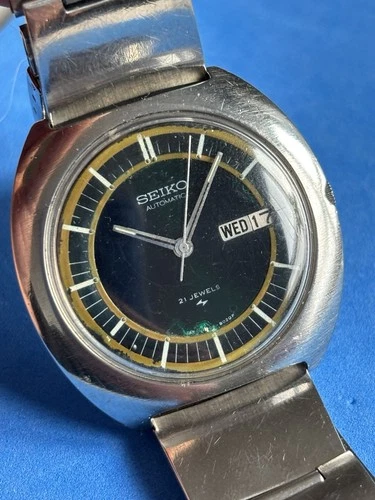 VINTAGE SEIKO 7006-8020 AUTOMATIC WATCH DRESS DARK GREEN DIAL  UFO CASE.