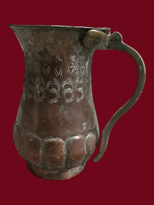 Antiker handgefertigter arabischer Kupferkrug, Kupfergussgriff, handgehämmert. 