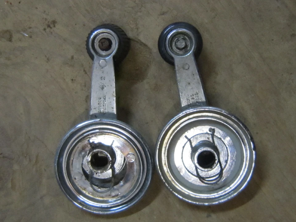 2--VOLVO 164E-- MANIJAS DE PUERTA INTERIORES---1973 Foto 3 de 3