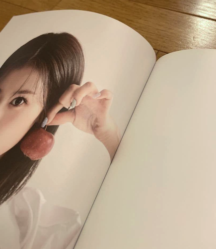 TWICE Yes, I am Sana. Photo Book Sana 1st Photobook Black ver. USED JAPAN - Picture 7 of 9