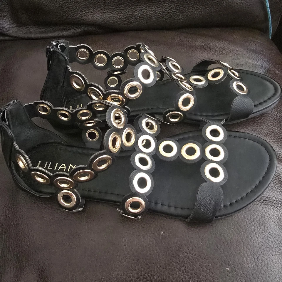 Sandalia plana Liliana Jagger-27 punta abierta ojal metálico gladiador. Foto 3 de 4