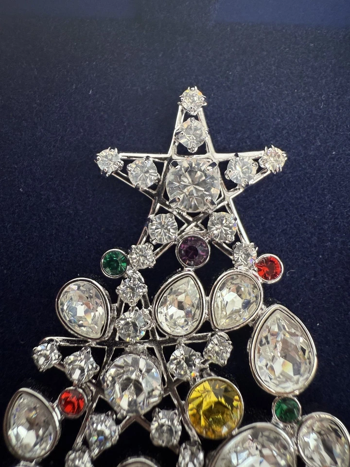 NIB 2006 Rockefeller Center Swarovski Christmas Tree Pin Brooch Signed With Box - Image 4 of 4