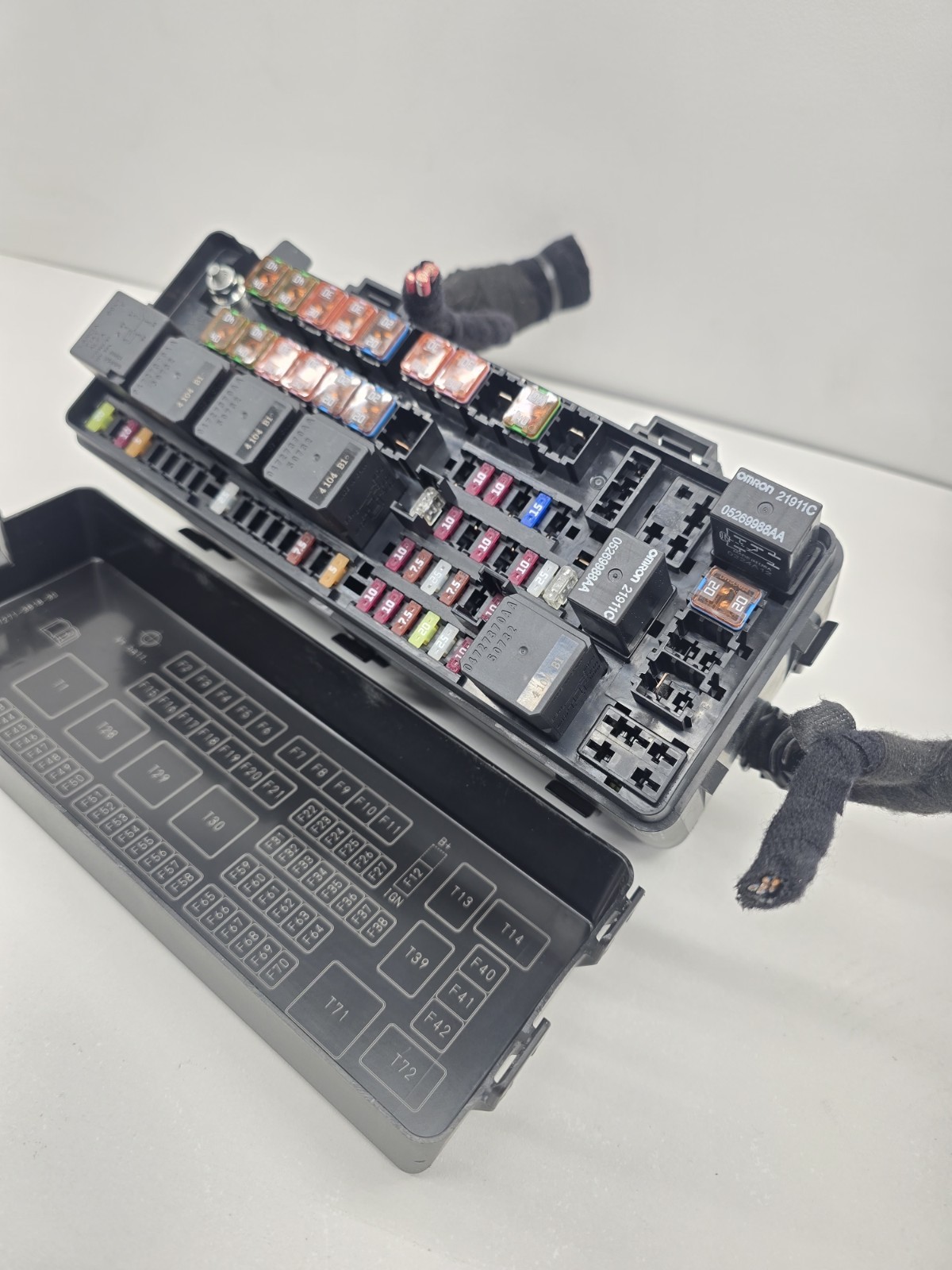 14-17  Maserati Ghibli Rear Fuse Relay Box Distribution Junction Box Oem