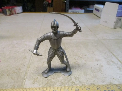 MARX VTG 1964 KNIGHT FIGURE WITH SHIELD SWORD WARRIOR LARGE SIZE 6" PLASTIC J35