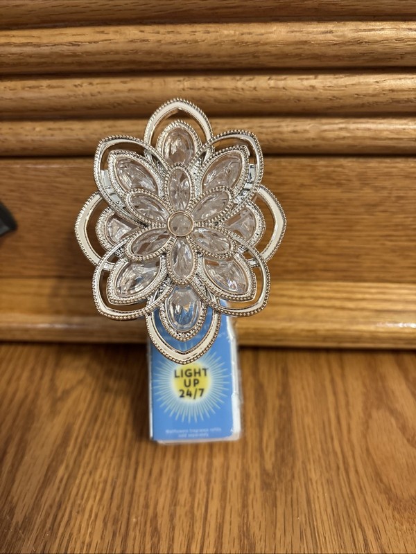New, Bath & Body Works, Gold And Clear Flower Wallflower Plug-In. Lights Up. ￼