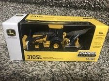 Retroexcavadora Ertl Prestige Series John Deere 310SL escala 1:50