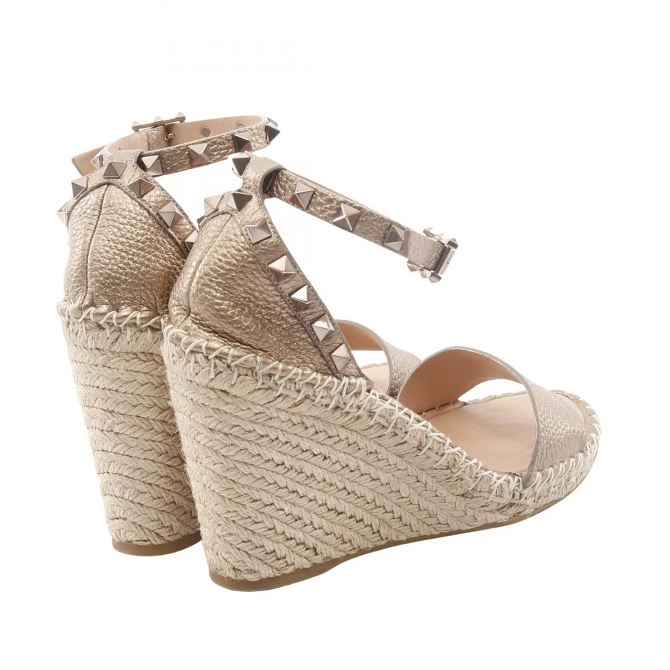 Sandalias de cuña Valentino Garavani Rock Studs SW2S0090 cuero dorado #37 usadas para mujer Foto 2 de 4