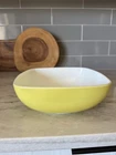Yellow Pyrex 525B 2 1/2 Qt Quart Square Bowl Hostess Dish Oven Ware Milk Glass