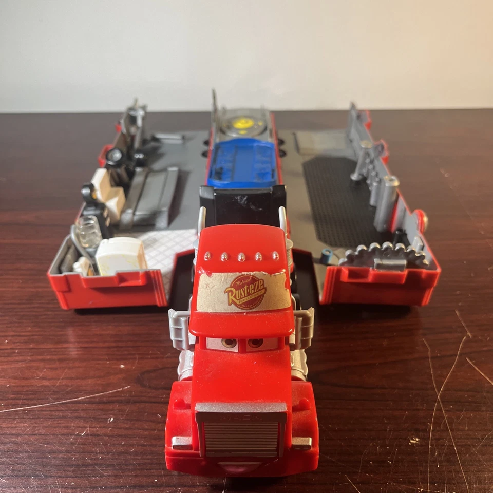 Camión de lavado de autos Disney Pixar Mack Superliner Lightning McQueen 95 juego Foto 2 de 4