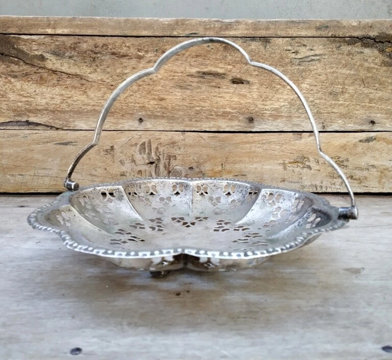 Antigua canasta floral de flores de templo ritual hecha en plata con corte Jali Foto 2 de 4