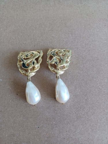 Vintage Givenchy Gold tone Crest Large Dangle Faux Pearl Clip On Earrings Vtg - Picture 5 of 7