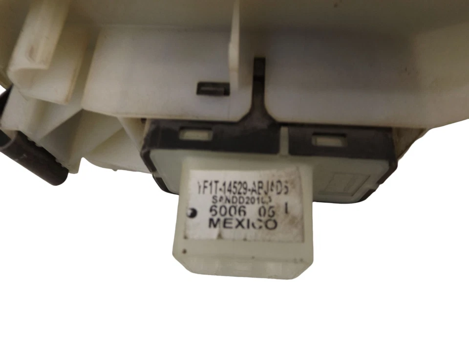 Bisel interruptor ventana puerta Mazda Tribute FR 2005-2006 usado 3T2414A563AAW OEM Foto 4 de 4