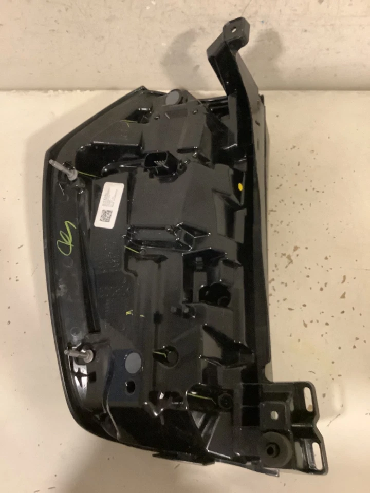 Luz trasera derecha para pasajero Chevy Tahoe Suburban 2025 OEM C60R-20386 TL Foto 3 de 4