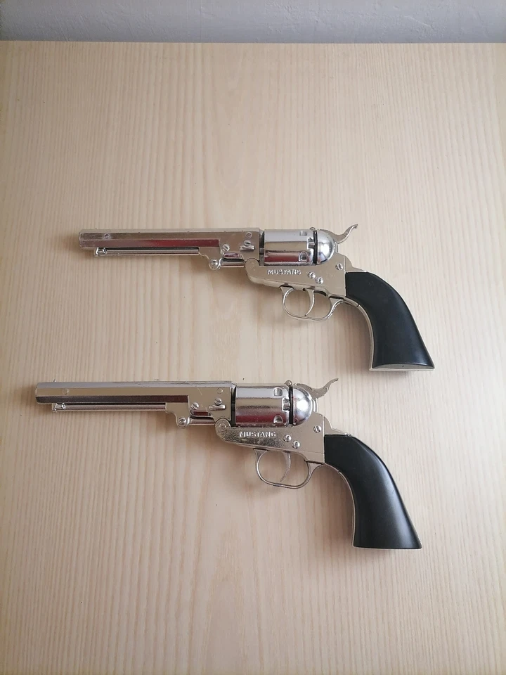 Rarissima coppia di revolver "Outlaw Mustang" della B.C.M. Company (Derby) LTD. - Immagine 2 di 4