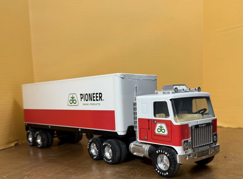 PIONEER Hybrid Seed Corn NYLINT Semi Truck GMC NIB Steel 18 Wheeler LRG - Image 3 of 4