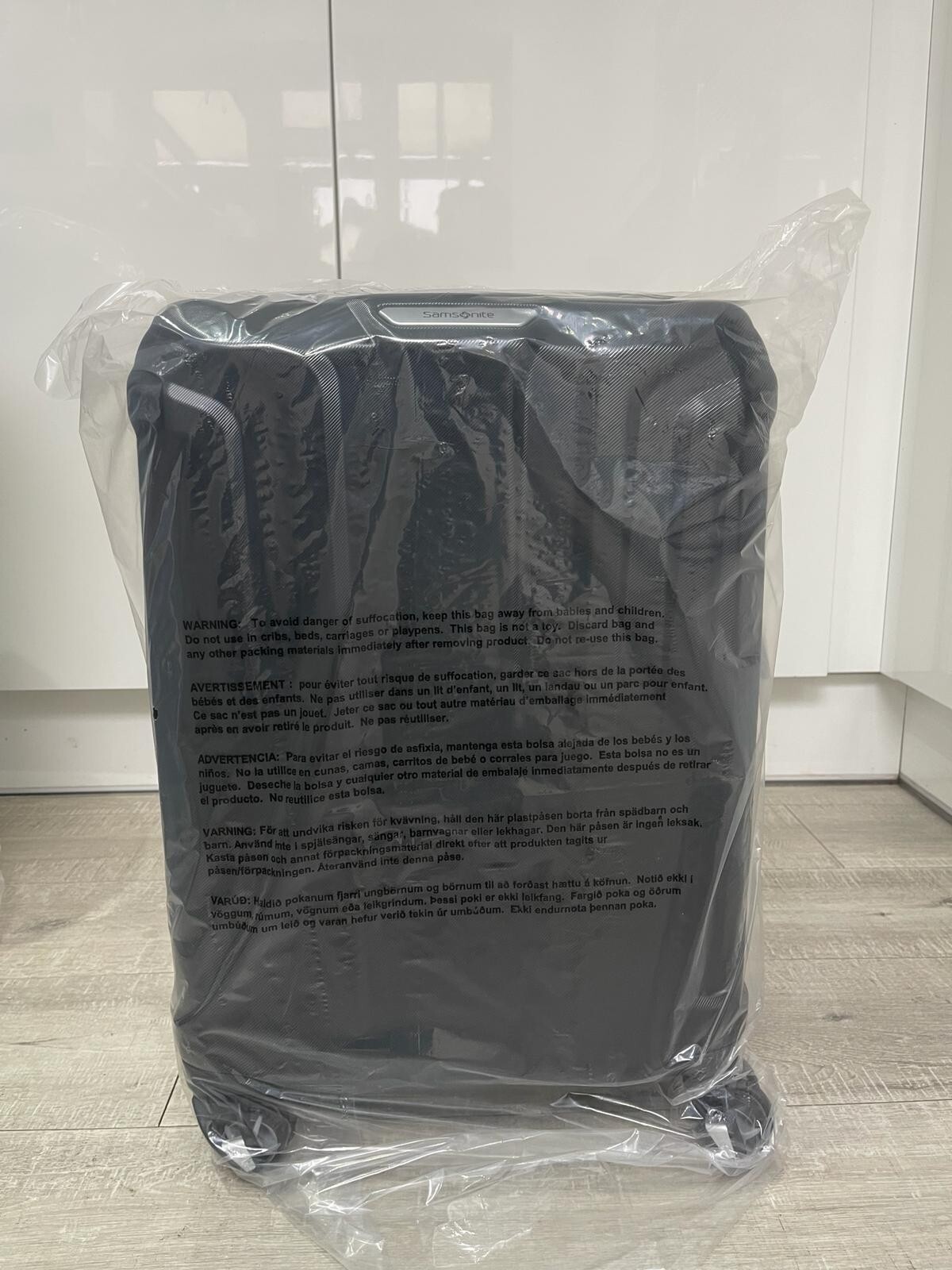 NUEVA Maleta Rígida Tamaño Cabina Samsonite con puerto USB, 360° Giratorio y 44L - Negra