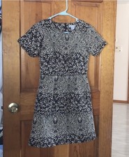 H&M Black & White Floral Knee Length Dress Short Sleeve Round Neck Zip Size 4