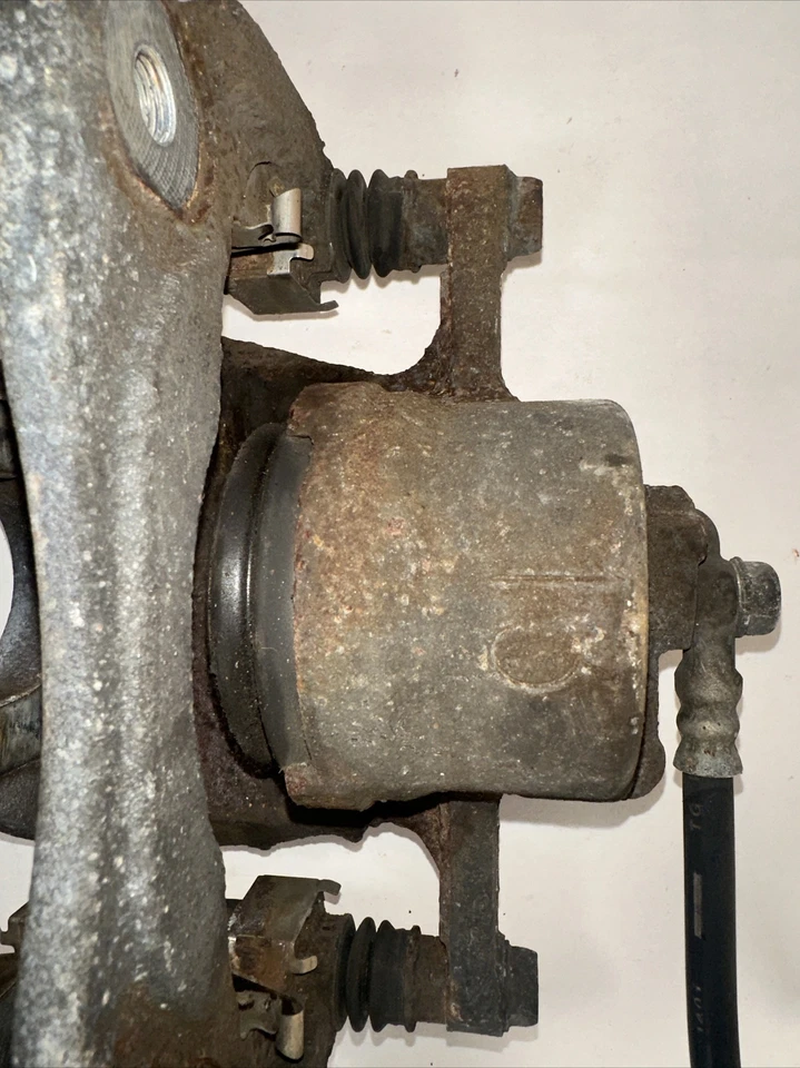 Pinza de freno delantera derecha Toyota Camry 2012-2017 NSF OEM Foto 4 de 4