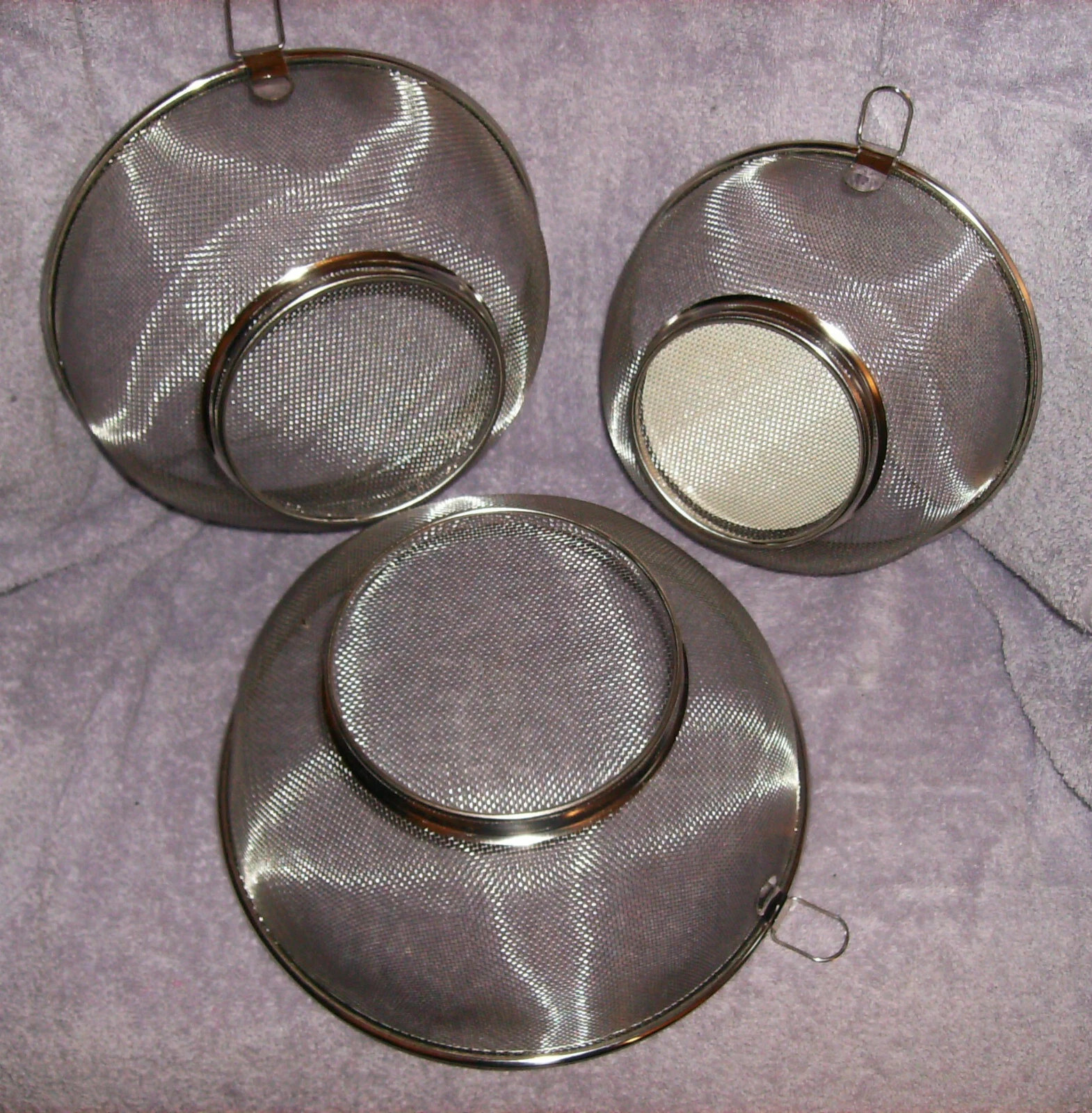 3 PC FINEST 18/10 STAINLESS STEEL FREESTANDING COLANDER STRAINERS W/ HANG RINGS