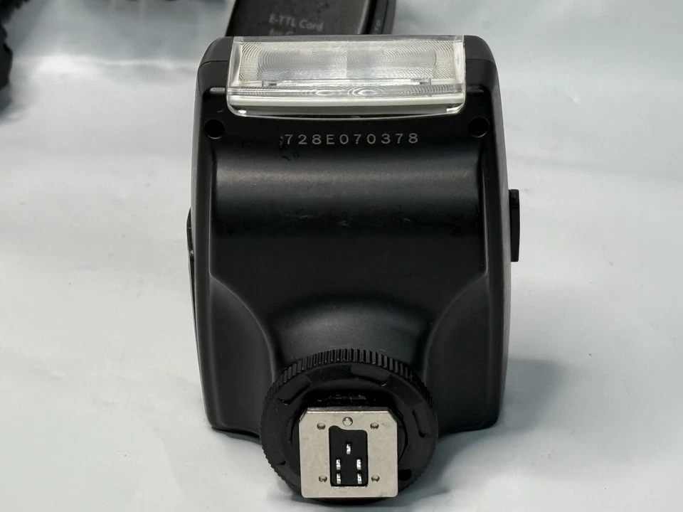 Meike MK-300 Flash (For Canon) With Vello E-TTL Cord - Tested & Working - Image 4 of 4