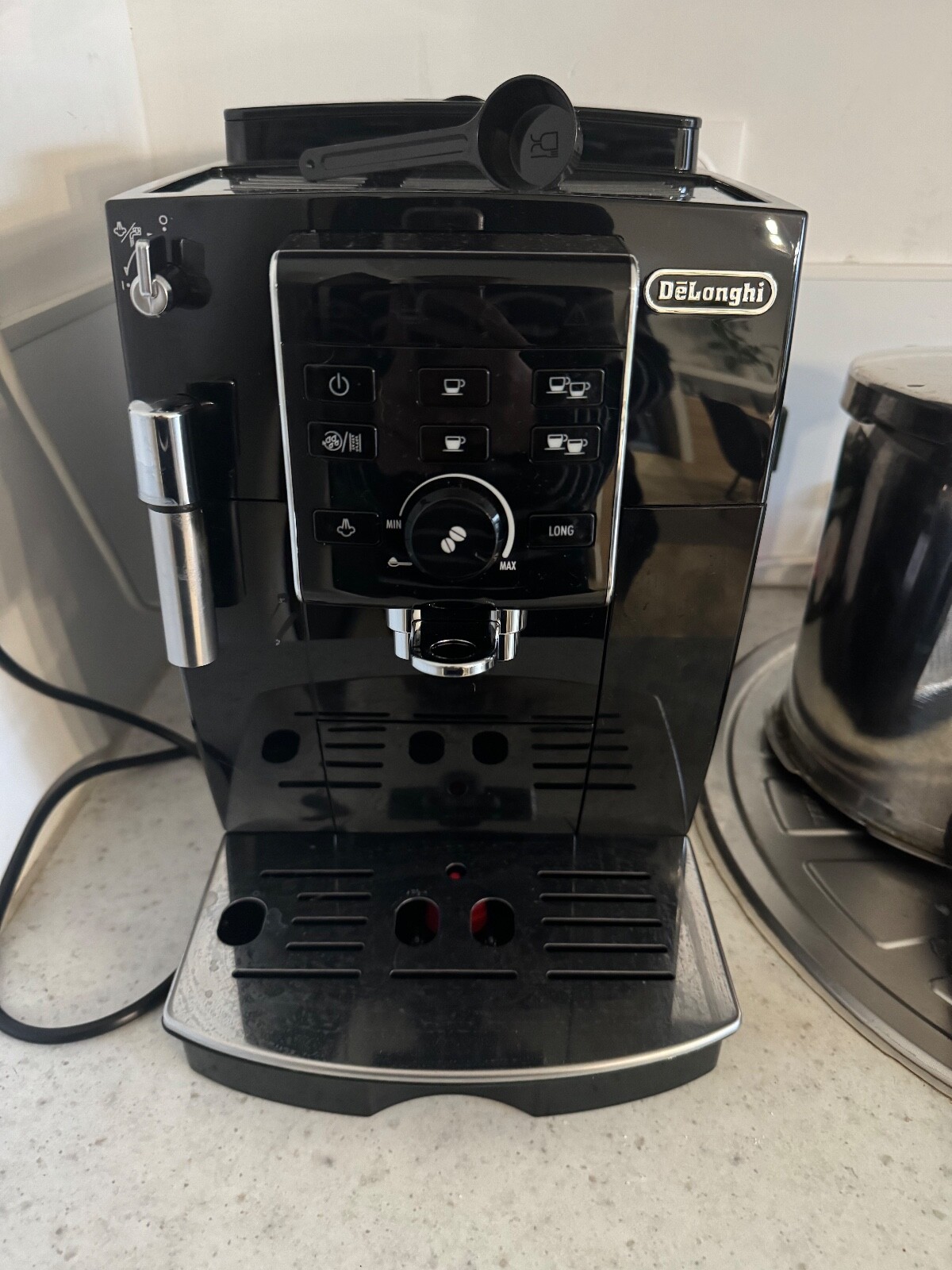 Expresso avec broyeur DeLonghi Magnifica Evo noir café en grain fraîchement moulu