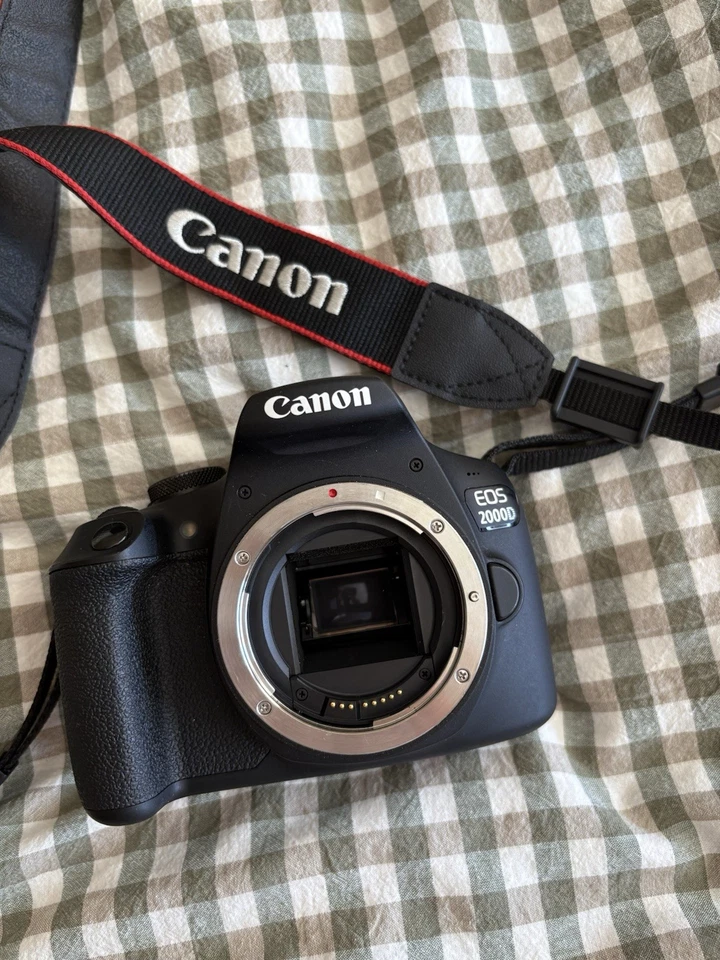 Canon EOS-2000D 24.1MP DSLR Camera - Black (Kit with EF-S 18-55mm IS II Lens) - Image 2 of 4