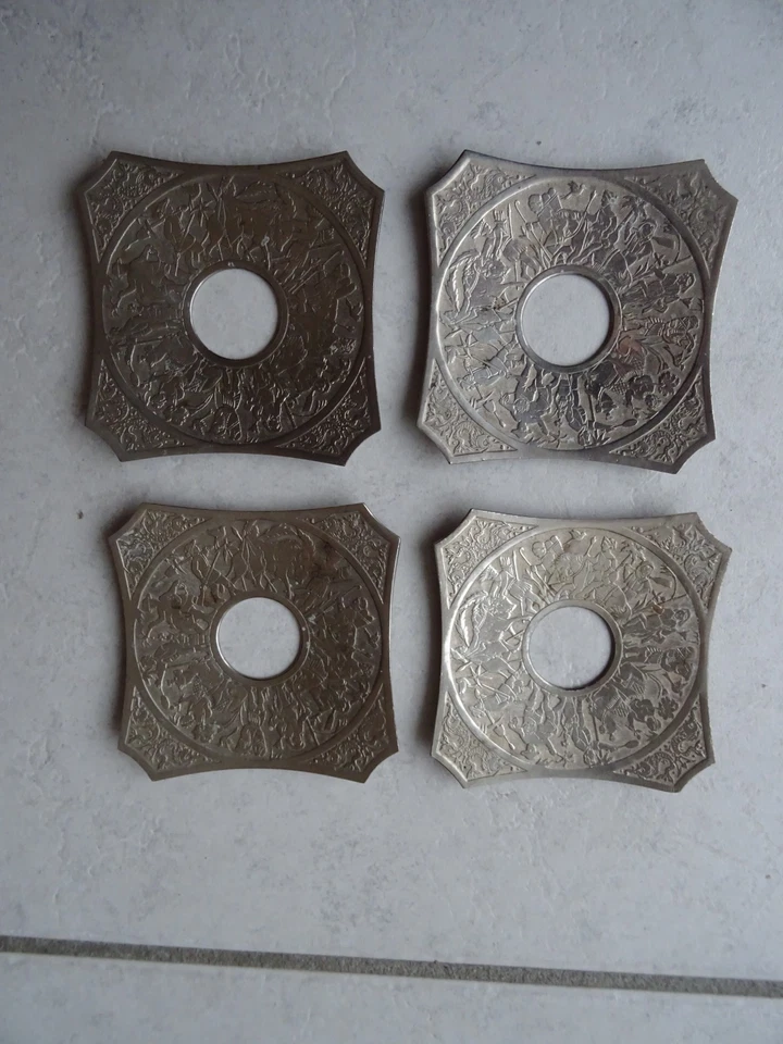 4 Anciennes Bobèches décor de personnages chandelier bougeoir - Photo 2/4