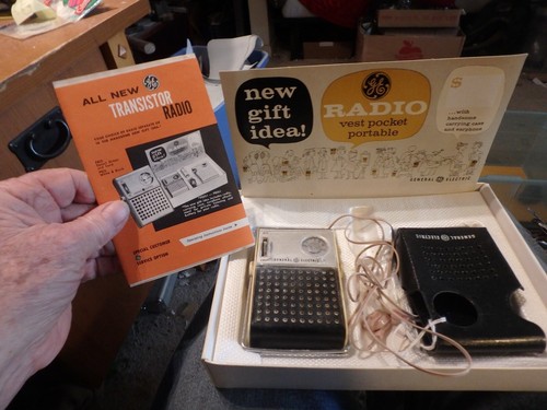 2U- vintage GE vest pocket transistor radio- P8251 w/ orig box, case & earphone - Picture 2 of 3
