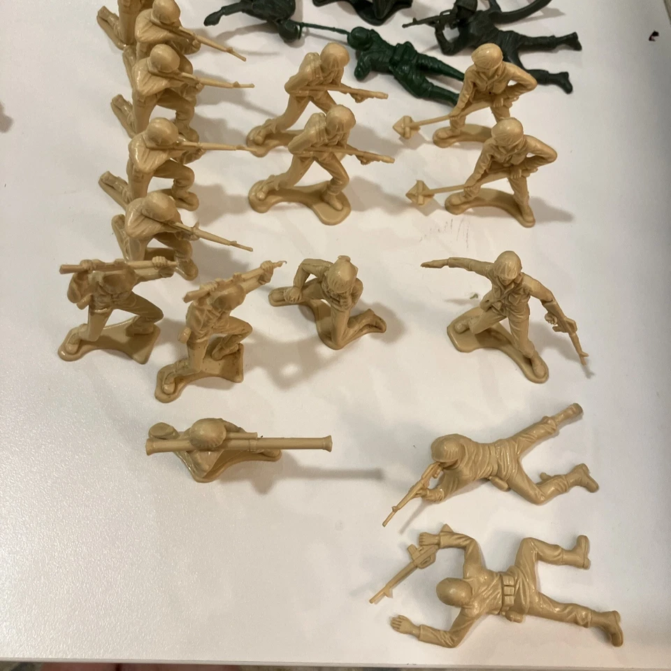 Soldados de juguete de plástico verde y tostado de 2" del ejército para hombres, lote de 30 hombres USADOS Foto 2 de 4