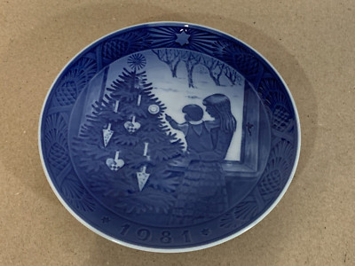 Royal Copenhagen Vintage Christmas Plate 1981 Admiring The Christmas Tree