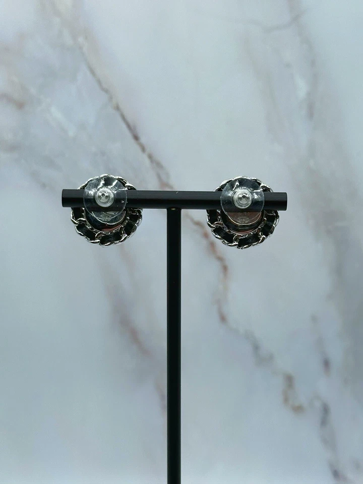 Pendientes redondos Chanel negros y plateados CC Foto 4 de 4