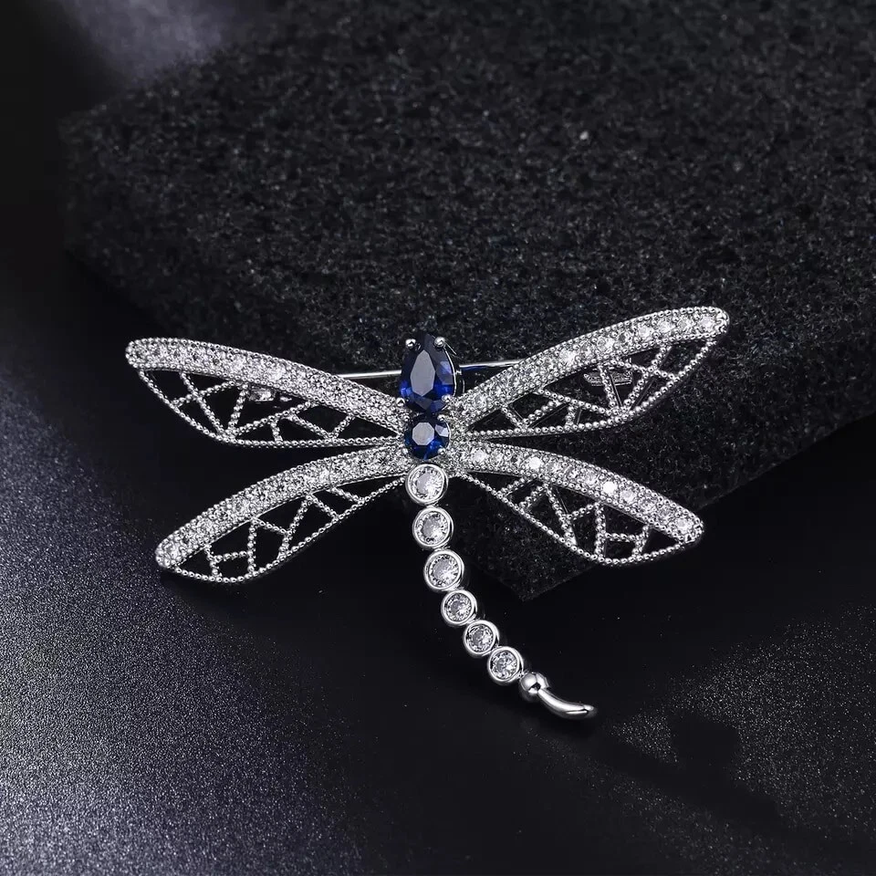 Broche prendedor libélula ZARD en acento de circón cúbico transparente y azul Foto 2 de 3