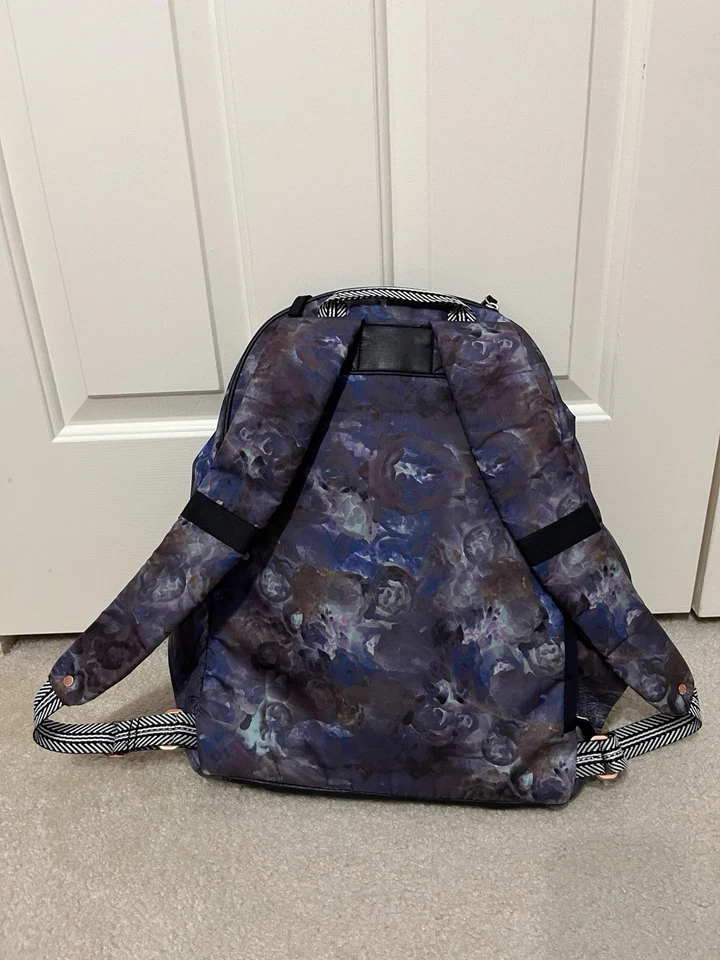 Mochila Lululemon Pack To Reality Exploded Moody Mirage Earl Grey Alberta Lake Foto 2 de 4