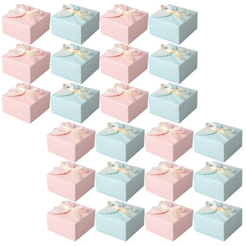 Le Père Noël Ouvre Le Couvercle Et Sort D'une Grande Boîte Cadeau. Célébration De Noël