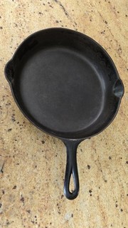 Griswold #9 LBL cast iron skillet with heat ring. Pan sits flat!