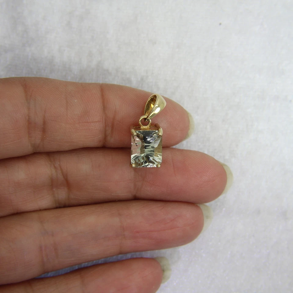 Colgante de amatista verde de oro de 9 quilates Foto 3 de 4