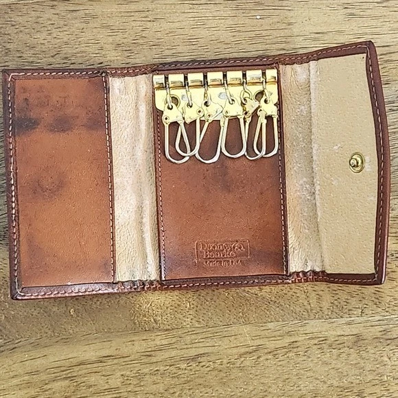 Estuche para llaves Dooney & Bourke de cuero negro y marrón de colección estuche para llaves Dooney & Burke Foto 2 de 4