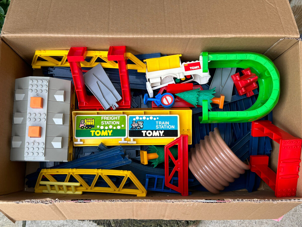 ⭐ Vintage TOMY Plastic TRAIN SET Railway Track / Buildings ⭐ Vintage TOMY Plastic TRAIN SET Railway Track / Buildings